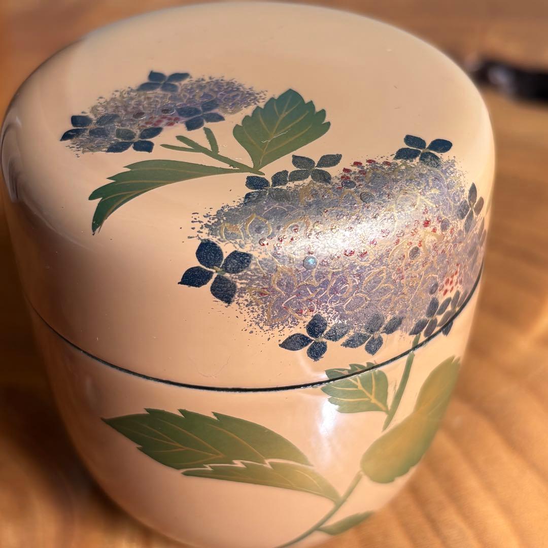 Wajima Lacquer Natsume Tea Caddy with Hydrangea Maki-e by Nakade Shohou — White Ground, Tomobako