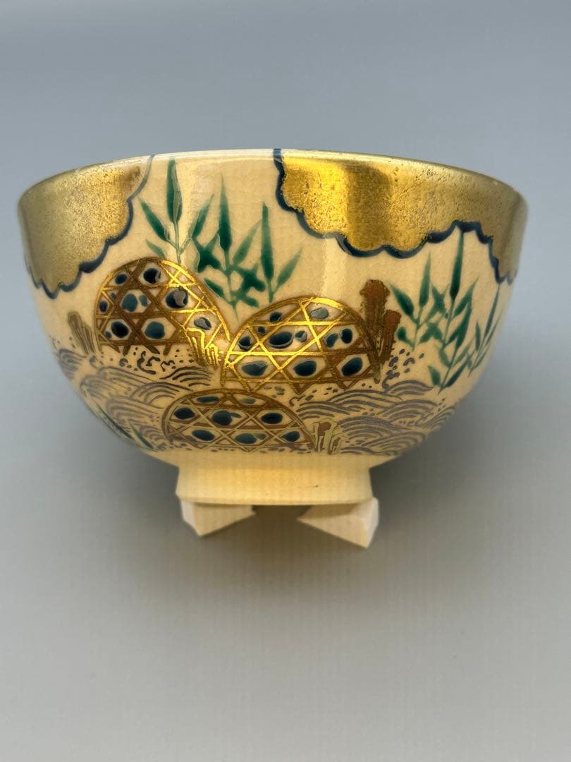 Kuse Kyūhō Tea Bowl — Stream Motif, Golden Clouds, Bamboo, Kyoto Overglaze Enamel