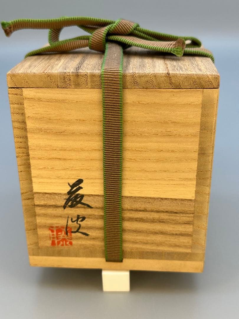 Suzuya Fujinami Iris Shobu Maki-e Natsume Gold Lacquer Tea Caddy with Raden Mother of Pearl Tomobako