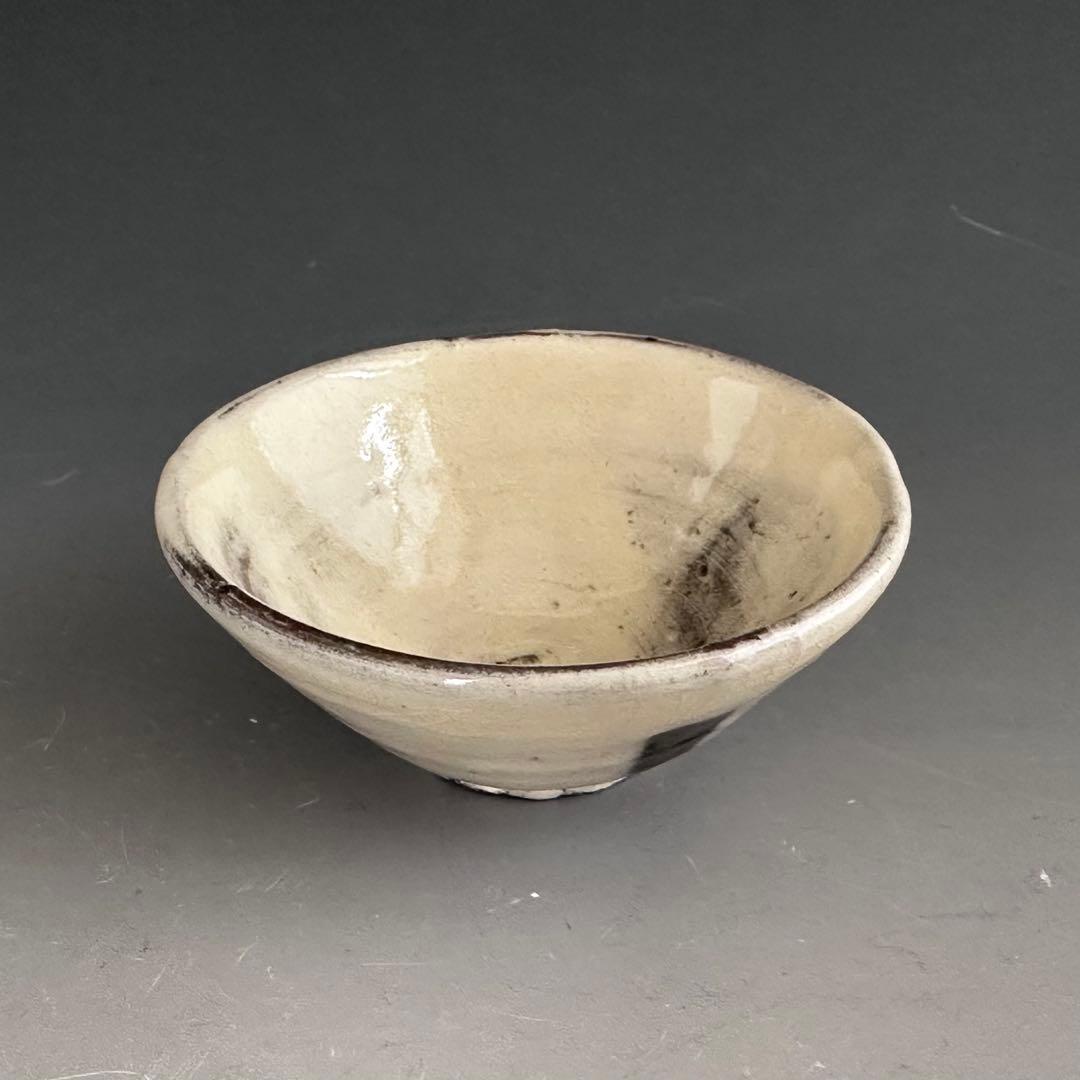 Karatsu Kohiki Sakazuki by 14th Nakazato Tarouemon - White Slip Cup
