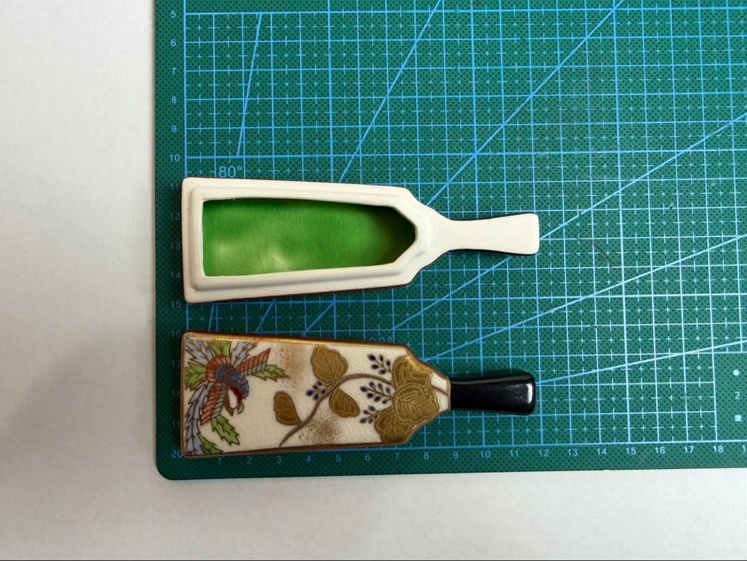 Shiunzo Iro-e Hagoita Kogo Incense Container, Paddle Form with Phoenix Design