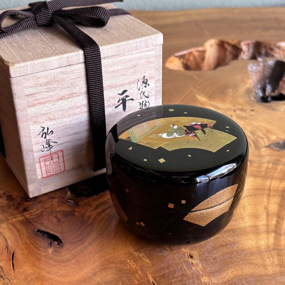 Genji Monogatari Maki-e Hira-Natsume by Nishimura Kohou - Kyoto Lacquer Tea Caddy with Court Scene and Saaya Pattern - Tier 1 Signed Tomobako