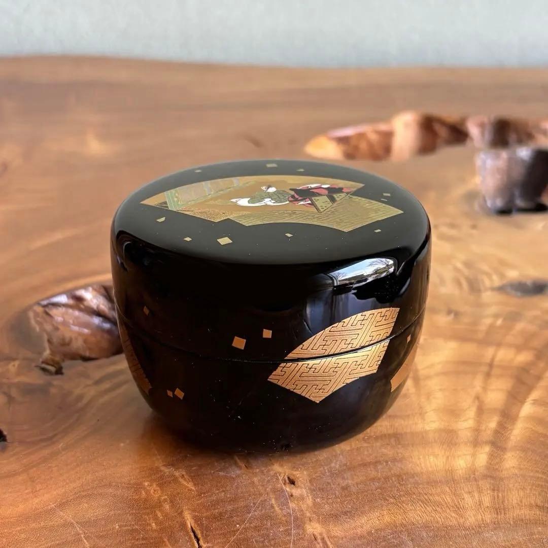 Genji Monogatari Maki-e Hira-Natsume by Nishimura Kohou - Kyoto Lacquer Tea Caddy with Court Scene and Saaya Pattern - Tier 1 Signed Tomobako