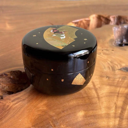 Genji Monogatari Maki-e Hira-Natsume by Nishimura Kohou - Kyoto Lacquer Tea Caddy with Court Scene and Saaya Pattern - Tier 1 Signed Tomobako