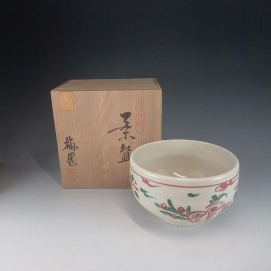 Aka-e Floral Matcha Bowl by Baien — Red & Green Flower Design, Signed Wood Box