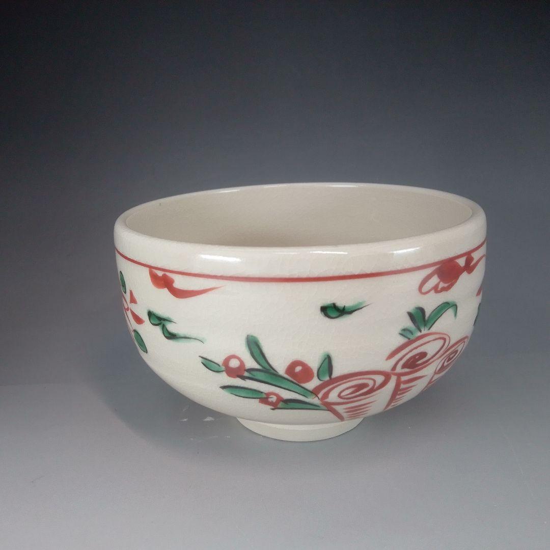 Aka-e Floral Matcha Bowl by Baien — Red & Green Flower Design, Signed Wood Box